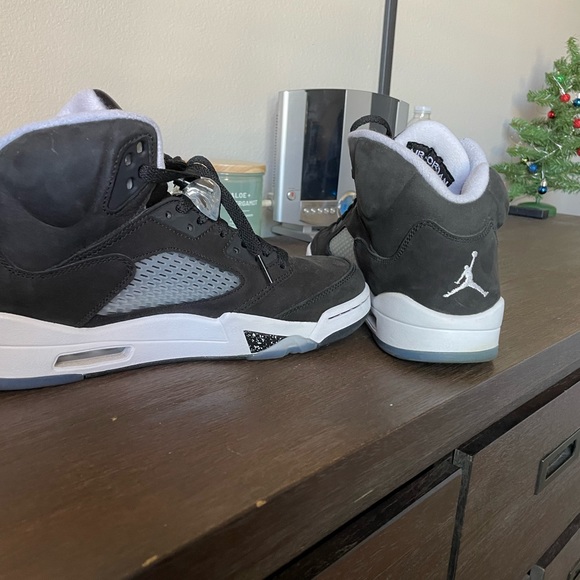 Selling my jordan 5 Oreos  brand new only worn 2 times size 9